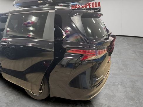 Used 2026 Toyota Sienna Platinum image 9
