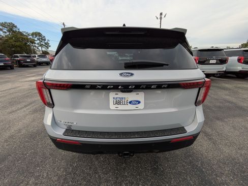 New 2026 Ford Explorer Active RWD image 5