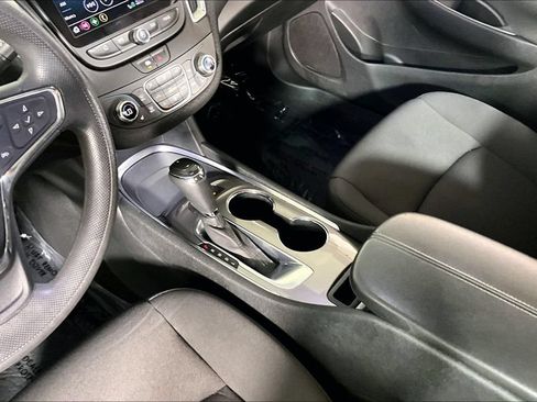 Used 2020 Chevrolet Malibu LT FWD image 16