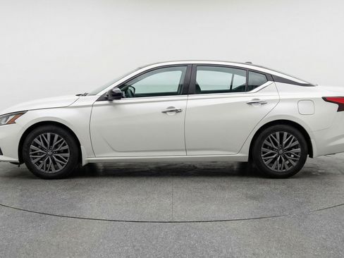 Used 2025 Nissan Altima 2.5 SV image 5