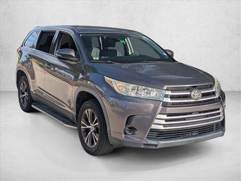 Used 2019 Toyota Highlander LE image 3