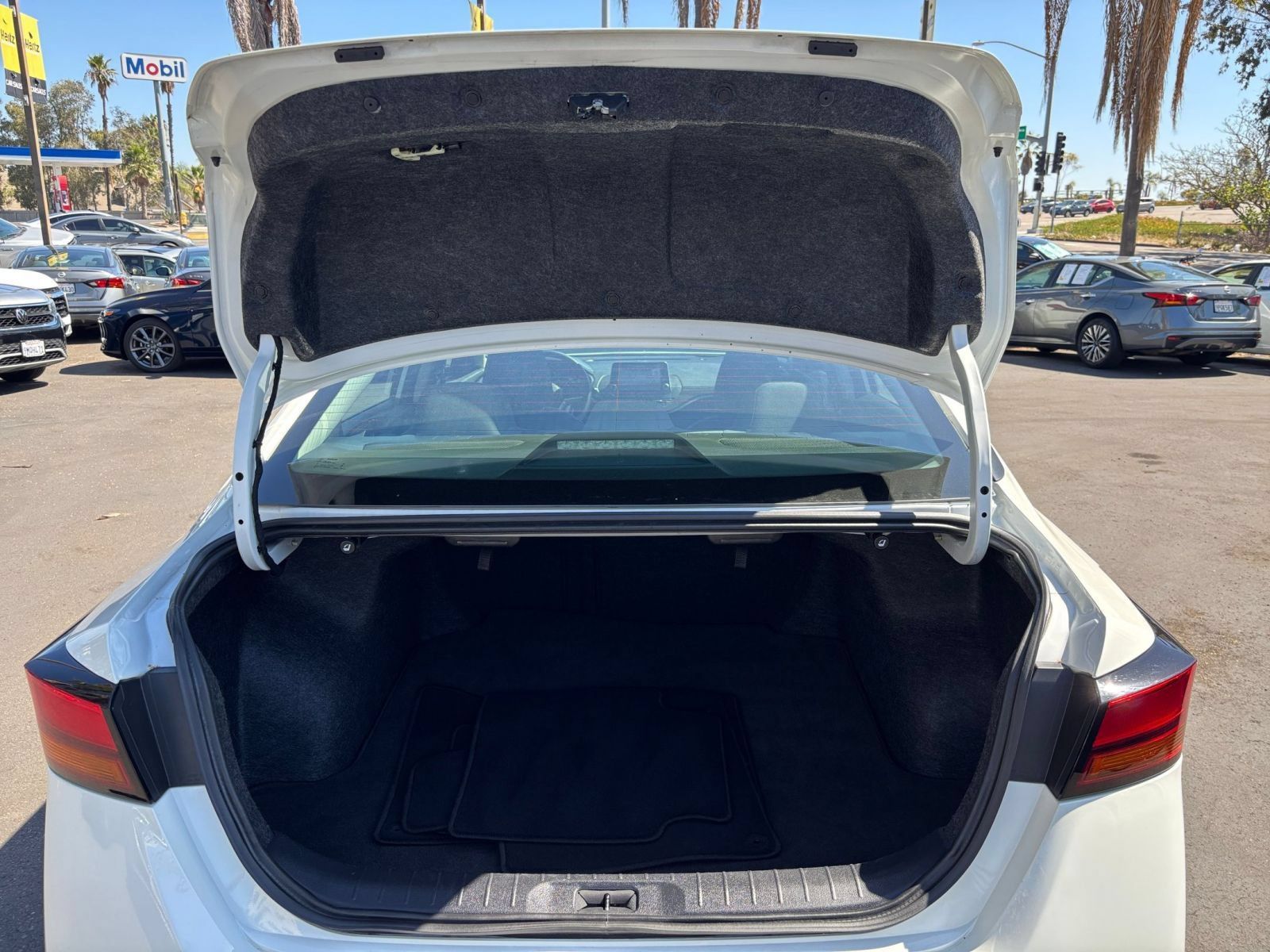 Used 2025 Nissan Altima 2.5 SV FWD image 30
