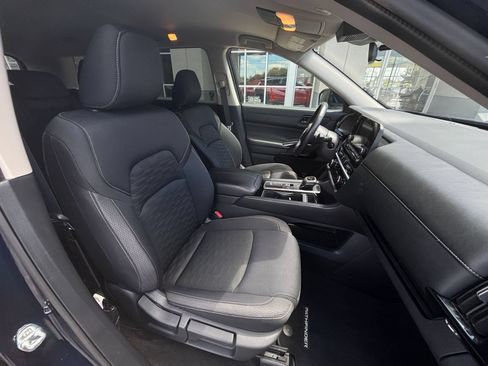 Used 2025 Nissan Pathfinder SV FWD image 39