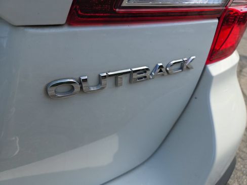 Used 2018 Subaru Outback 2.5i Premium AWD/4WD image 11