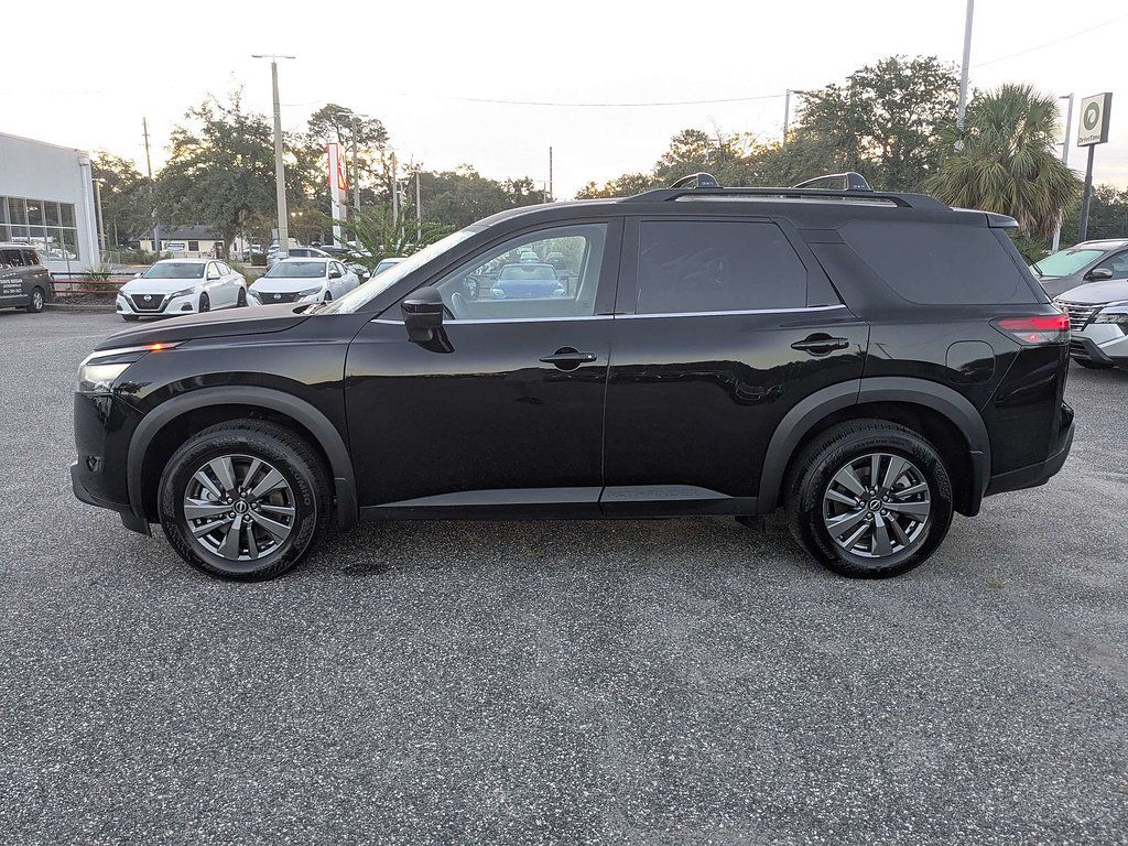 Used 2025 Nissan Pathfinder SV FWD image 8