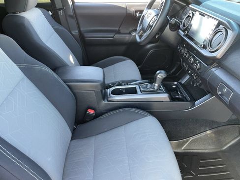 Used 2020 Toyota Tacoma TRD Off-Road w/ Technology Package AWD/4WD image 12