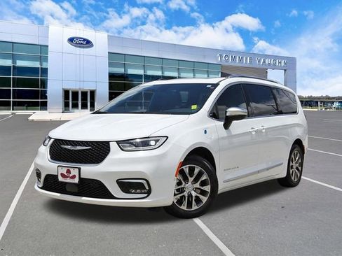 Used 2025 Chrysler Pacifica Pinnacle FWD image 1
