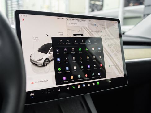 Used 2022 Tesla Model Y Long Range image 24