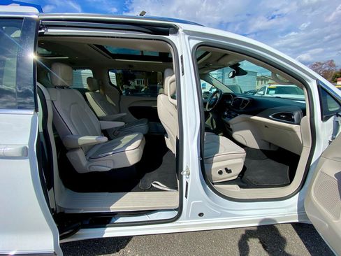 Used 2020 Chrysler Pacifica Limited image 12