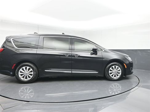 Used 2018 Chrysler Pacifica Touring-L image 4