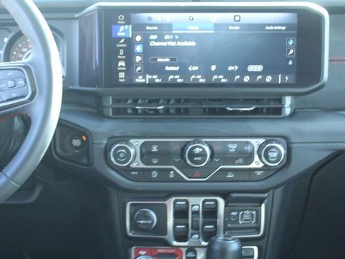 Used 2024 Jeep Wrangler Unlimited Rubicon AWD/4WD image 15