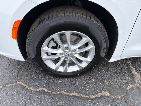 New 2026 Chrysler Pacifica Select image 4