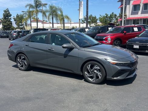 Used 2025 Hyundai Elantra Limited FWD image 5