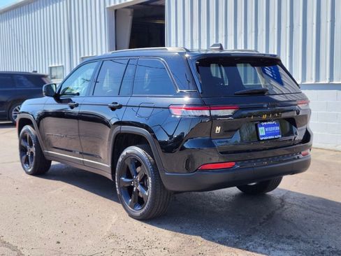 Used 2022 Jeep Grand Cherokee Altitude AWD/4WD image 3