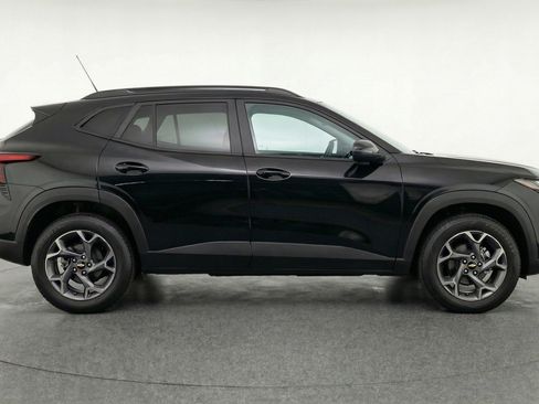 Used 2025 Chevrolet Trax LT image 11