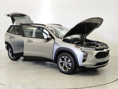 Used 2025 Chevrolet Trax LT w/ Sunroof Package FWD image 9