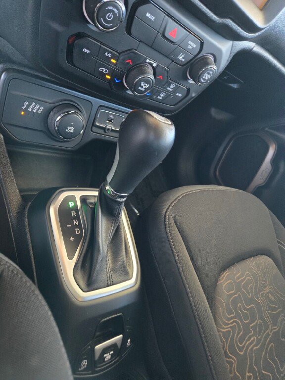 Used 2023 Jeep Renegade Latitude AWD/4WD image 18