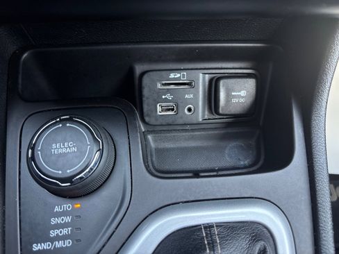 Used 2017 Jeep Cherokee Latitude w/ Comfort/Convenience Group image 35