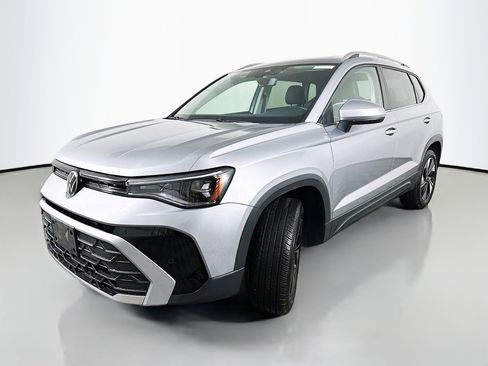 Used 2025 Volkswagen Taos SE w/ Panoramic Sunroof Package image 3