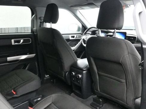 Used 2021 Ford Explorer XLT AWD/4WD image 16