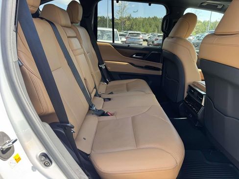 Used 2024 Lexus LX 600 4WD w/ Luxury Package image 18