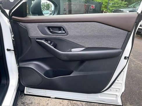 Used 2023 Nissan Rogue S AWD/4WD image 19