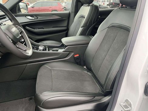 New 2025 Jeep Grand Cherokee L Altitude image 9