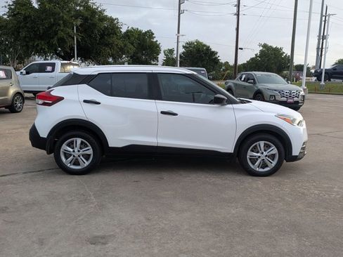 Used 2020 Nissan Kicks S image 4