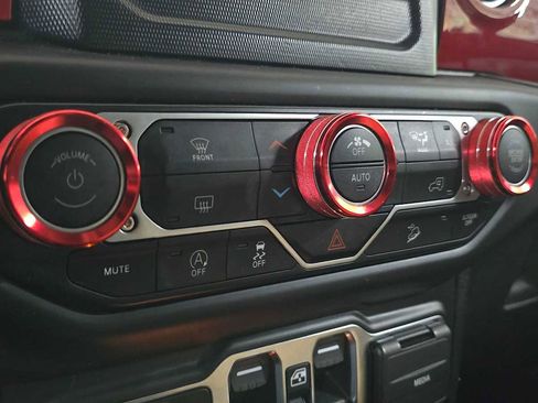 Used 2018 Jeep Wrangler Unlimited Sahara AWD/4WD image 34