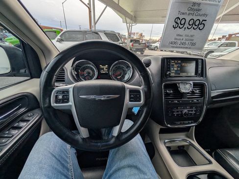 Used 2016 Chrysler Town & Country Touring w/ Driver Convenience Group image 10
