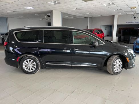 Used 2018 Chrysler Pacifica Touring-L image 10