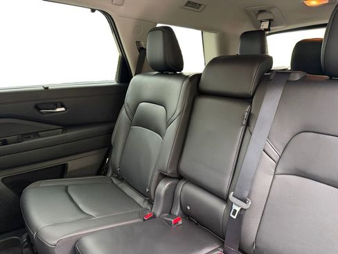Used 2023 Nissan Pathfinder SL AWD/4WD image 13