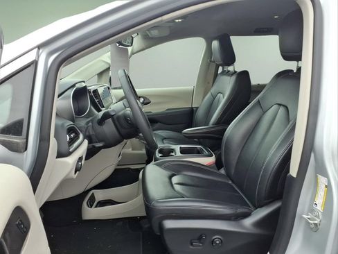 Used 2024 Chrysler Pacifica Touring-L FWD image 4