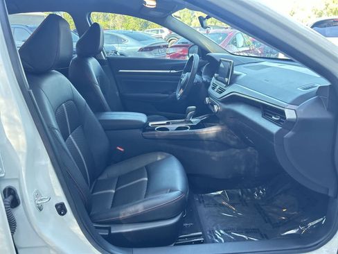 Used 2024 Nissan Altima 2.5 SR FWD image 14