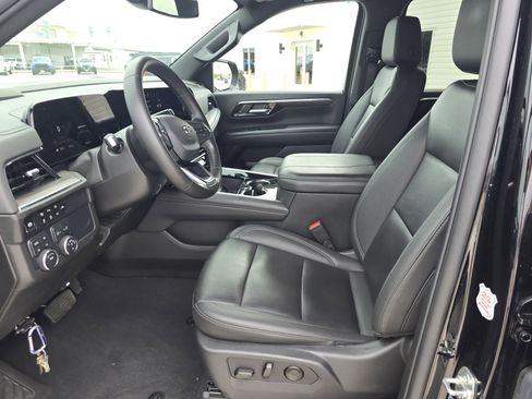 Used 2025 Chevrolet Suburban Z71 image 12