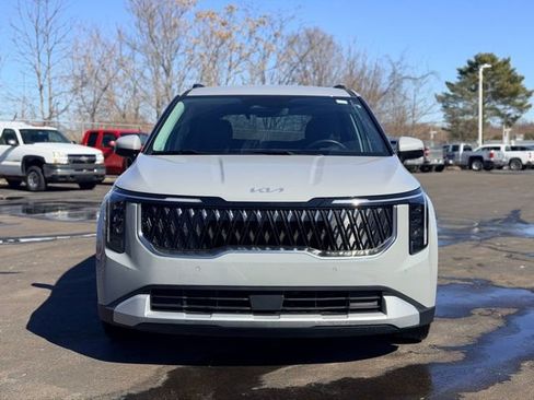 Used 2025 Kia Carnival EX image 2