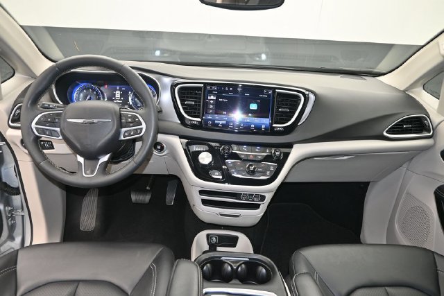 Used 2024 Chrysler Pacifica Touring-L FWD image 11