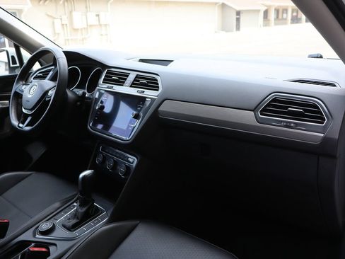 Used 2021 Volkswagen Tiguan SE AWD/4WD image 17
