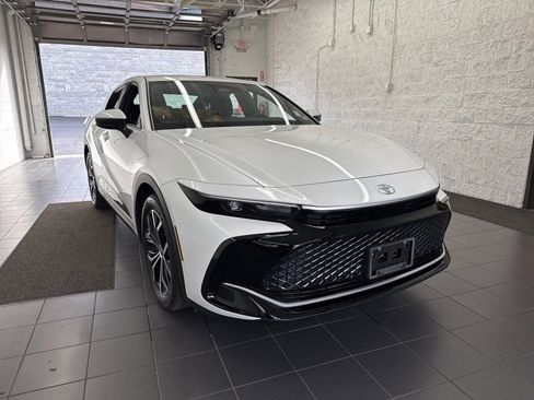 Used 2023 Toyota Crown XLE image 2