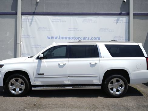 Used 2018 Chevrolet Suburban LT w/ LT Signature Package RWD image 8