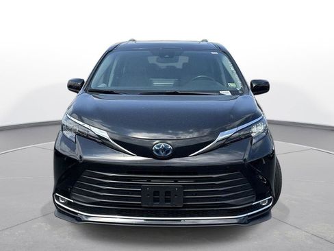 Certified 2024 Toyota Sienna XLE FWD image 3