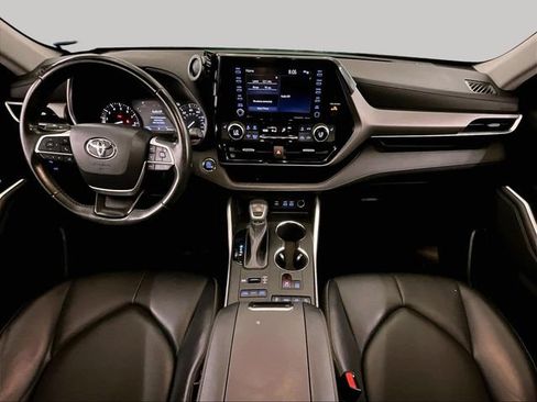 Used 2022 Toyota Highlander XLE AWD/4WD image 14