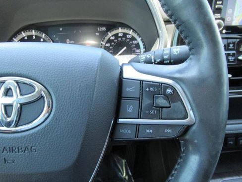Used 2021 Toyota Highlander Limited FWD image 25