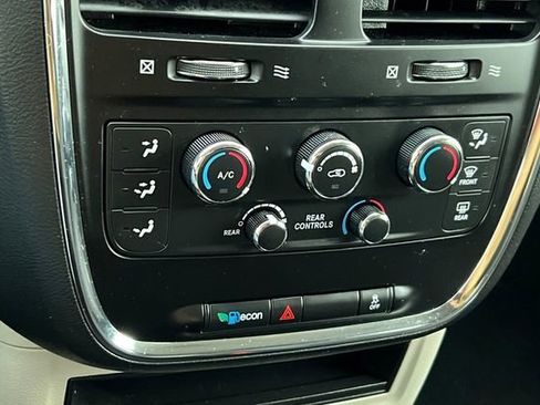 Used 2018 Dodge Grand Caravan SE w/ UConnect Hands-Free Group image 23