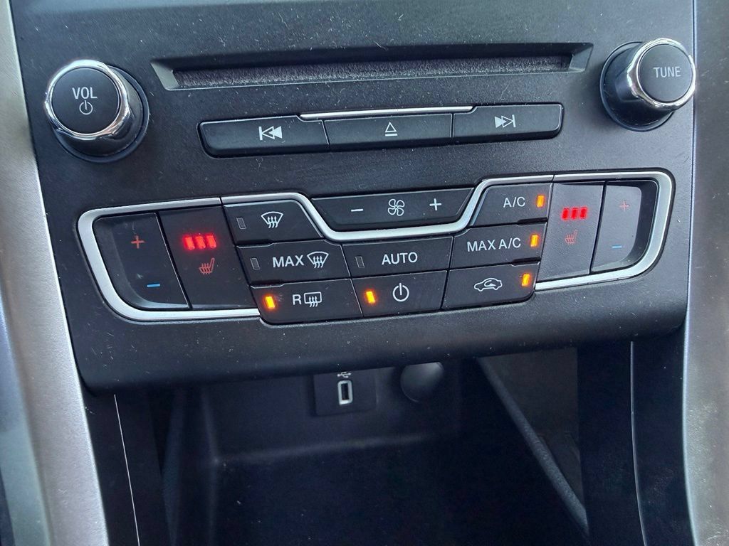 Used 2017 Ford Fusion SE w/ Fusion SE Technology Package FWD image 3