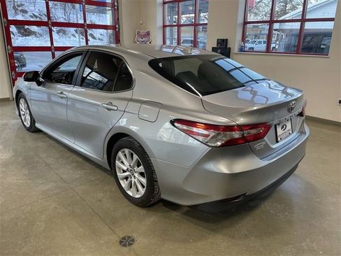 Used 2020 Toyota Camry LE image 5