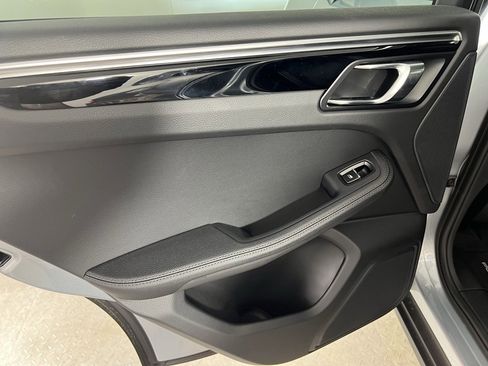 Certified 2025 Porsche Macan image 24