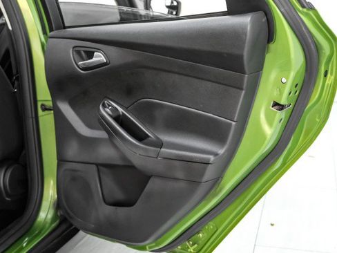 Used 2018 Ford Focus SE w/ SE Appearance Package image 42