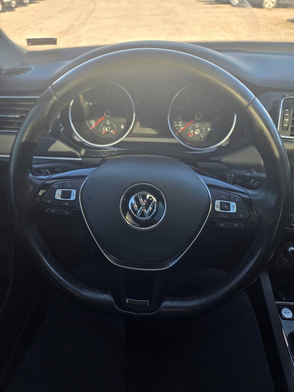 Used 2016 Volkswagen Jetta SEL w/ Lighting Package FWD image 3