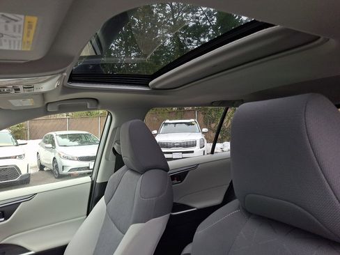 Used 2022 Toyota RAV4 XLE w/ Convenience Package image 24